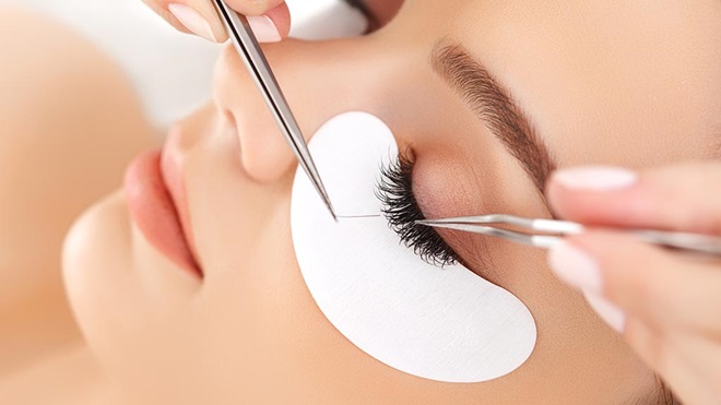 woman getting eyelash extensions